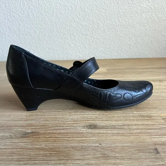 PIKOLINOS Black Heels with Decorative Swirl