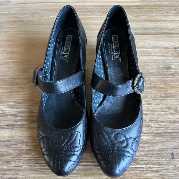 PIKOLINOS Black Heels with Decorative Swirl