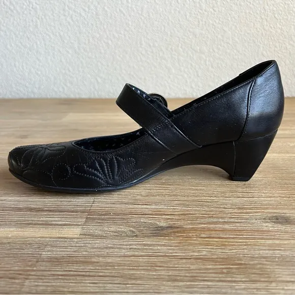 PIKOLINOS Black Heels with Decorative Swirl