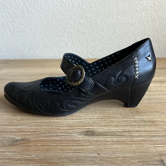 PIKOLINOS Black Heels with Decorative Swirl
