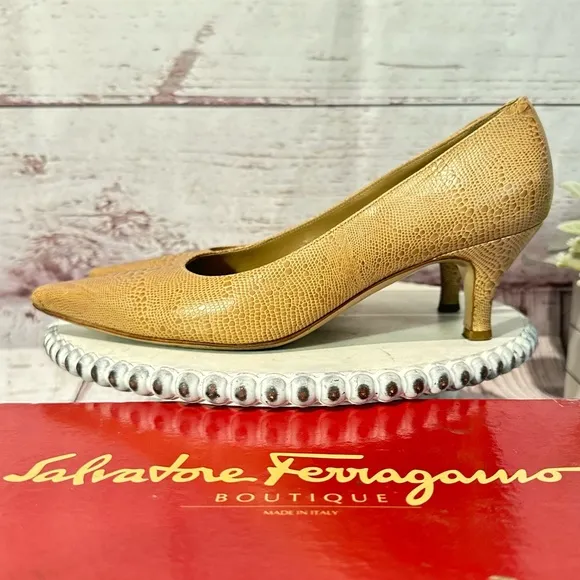 Salvatore Ferragamo Snakeskin Leather PointyToe  Pump Kitten 2” Heel Shoe Size 8