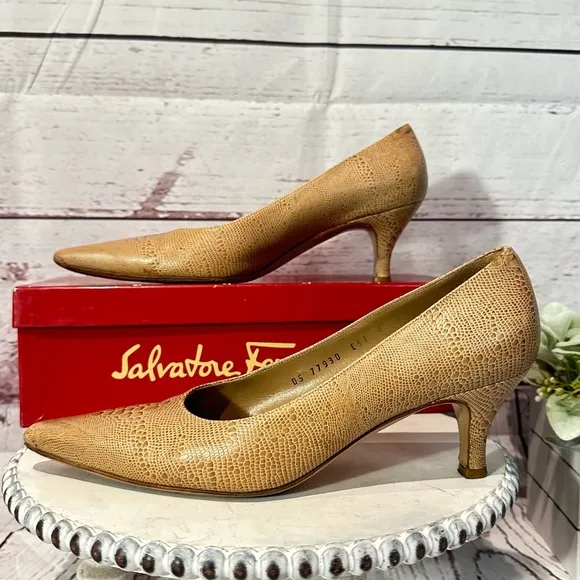Salvatore Ferragamo Snakeskin Leather PointyToe  Pump Kitten 2” Heel Shoe Size 8
