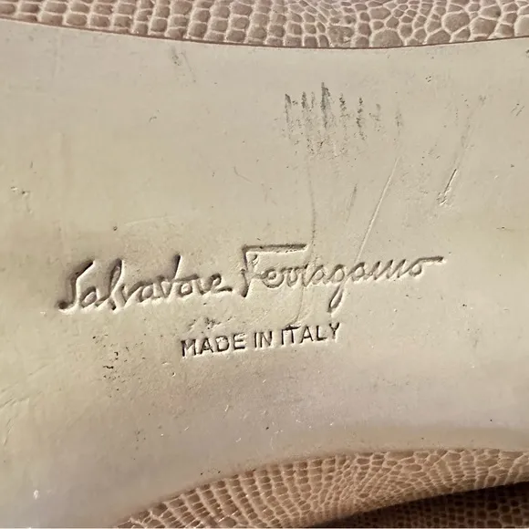 Salvatore Ferragamo Snakeskin Leather PointyToe  Pump Kitten 2” Heel Shoe Size 8