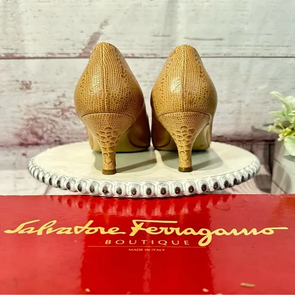 Salvatore Ferragamo Snakeskin Leather PointyToe  Pump Kitten 2” Heel Shoe Size 8