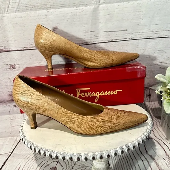 Salvatore Ferragamo Snakeskin Leather PointyToe  Pump Kitten 2” Heel Shoe Size 8