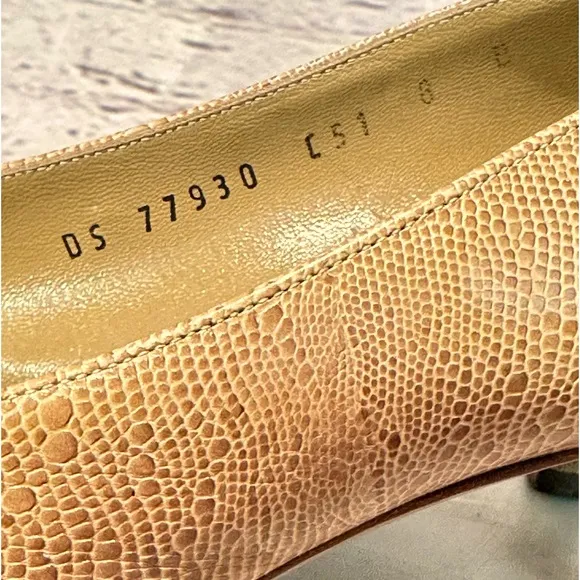 Salvatore Ferragamo Snakeskin Leather PointyToe  Pump Kitten 2” Heel Shoe Size 8