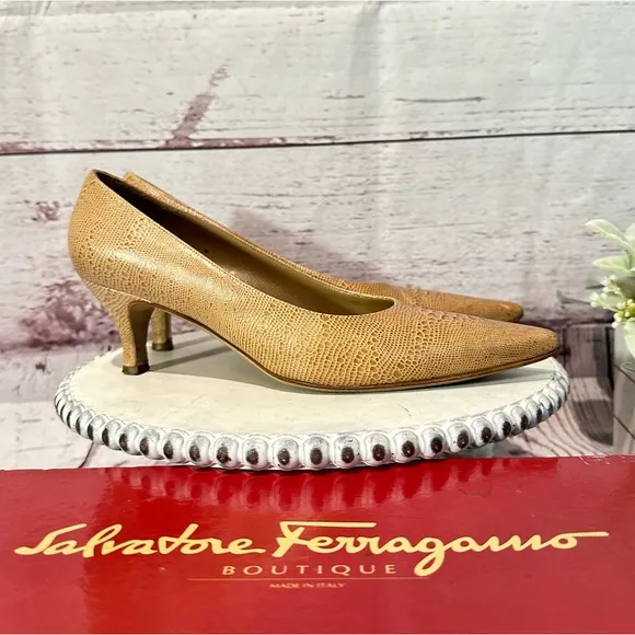 Salvatore Ferragamo Snakeskin Leather PointyToe  Pump Kitten 2” Heel Shoe Size 8