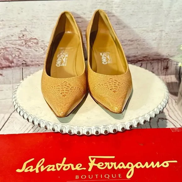 Salvatore Ferragamo Snakeskin Leather PointyToe  Pump Kitten 2” Heel Shoe Size 8