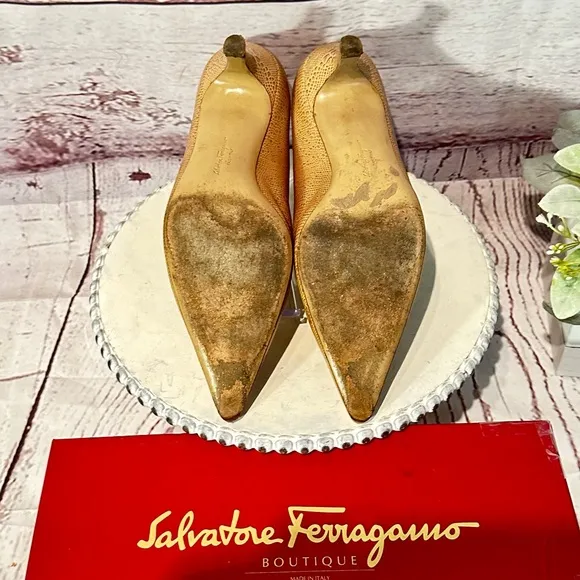 Salvatore Ferragamo Snakeskin Leather PointyToe  Pump Kitten 2” Heel Shoe Size 8