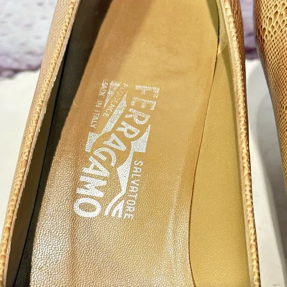 Salvatore Ferragamo Snakeskin Leather PointyToe  Pump Kitten 2” Heel Shoe Size 8