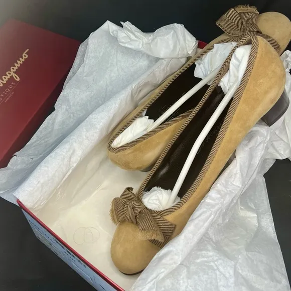 Salvatore Ferragamo Tan Suede Dresda Pumps with Bow NWT