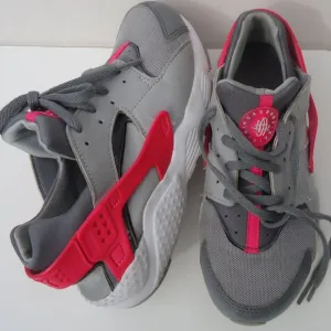 SIZE 3 Y. NIKE PRE-School Huarache kid's running training sneakers shoes.