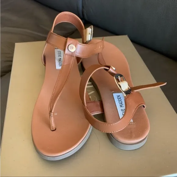 Steve Madden tan thong sandals