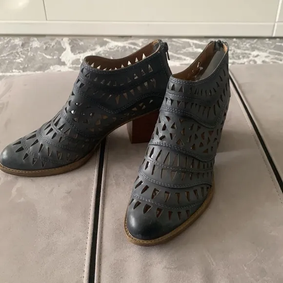 Sundance NWOB Westwood Denim Shoes size 10