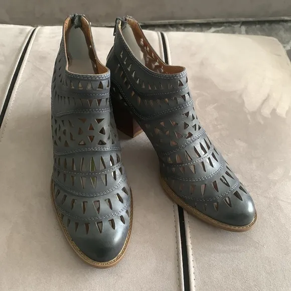 Sundance NWOB Westwood Denim Shoes size 10