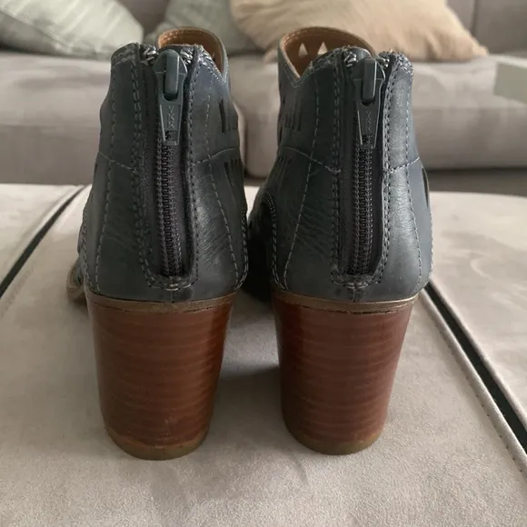 Sundance NWOB Westwood Denim Shoes size 10