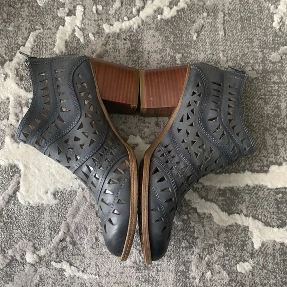 Sundance NWOB Westwood Denim Shoes size 10