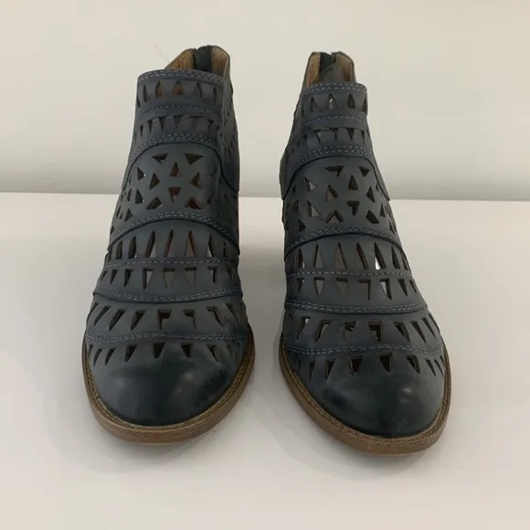 Sundance NWOB Westwood Denim Shoes size 10