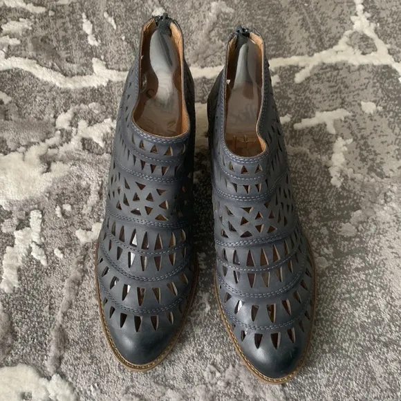 Sundance NWOB Westwood Denim Shoes size 10