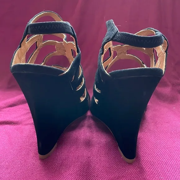 Tahari Gorgeous Black Suede Leather Meredith Wedge Sandals.  Size 8. New in Box!