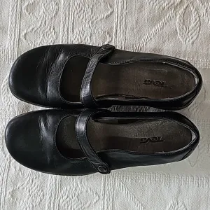 Teva Mary Jane's shoes leather black cork soles sz 7.5