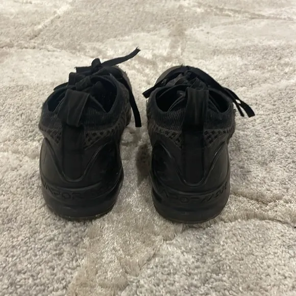 These boys size 5 Nike sneakers r sleek and comfortable.