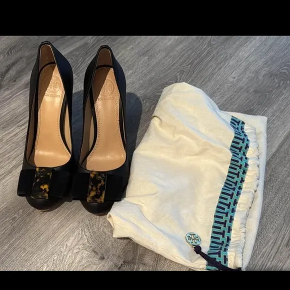 Tory Burch heels Chase 6 like new leather black bow