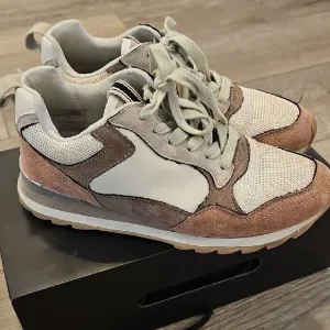 Trendy Sneakers with White and Brown Accents