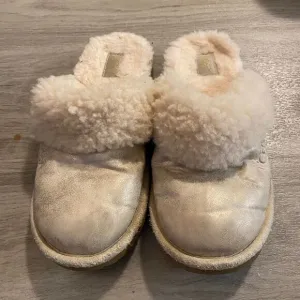 UGG, women's shiny cream, sherpa lined comfortable slip on shoes size 4