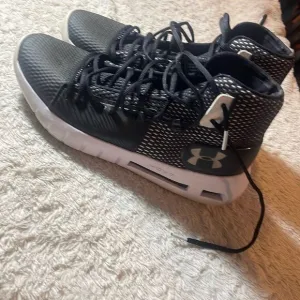 Under Armour Hovr havoc, basketball shoes size 10