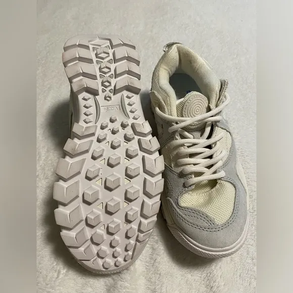 VANS Amzn Trailhead White Trainers Sneakers New Without Box