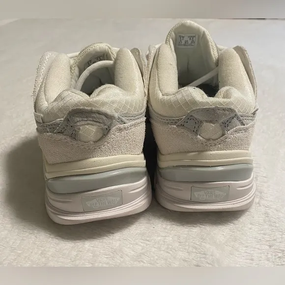 VANS Amzn Trailhead White Trainers Sneakers New Without Box