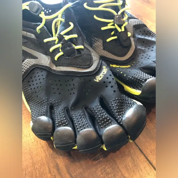 Vibram Men's Black and Yellow Shoes FiveFingers V-Run Size 9-91/2