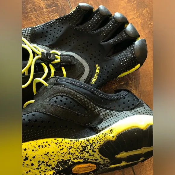 Vibram Men's Black and Yellow Shoes FiveFingers V-Run Size 9-91/2