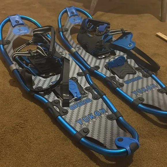 Yukon Charlie's Mountain Profile 825 blue Black Snowshoes with Carrying Bag