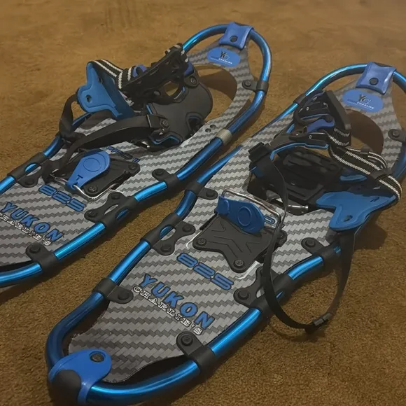 Yukon Charlie's Mountain Profile 825 blue Black Snowshoes with Carrying Bag